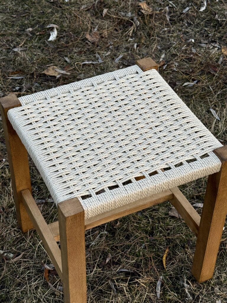 scaun împletit cu coarda daneza de hârtie