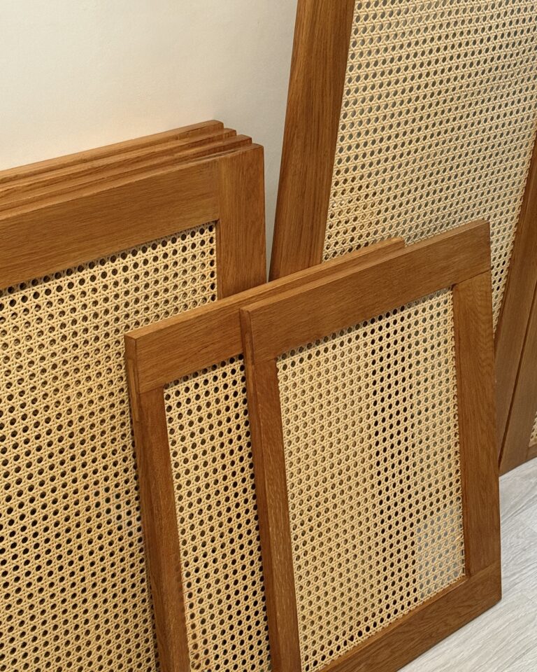 fronturi, uși și panouri decorative cu rama din lemn de pin și Împletitură din ratan natural sau sintetic